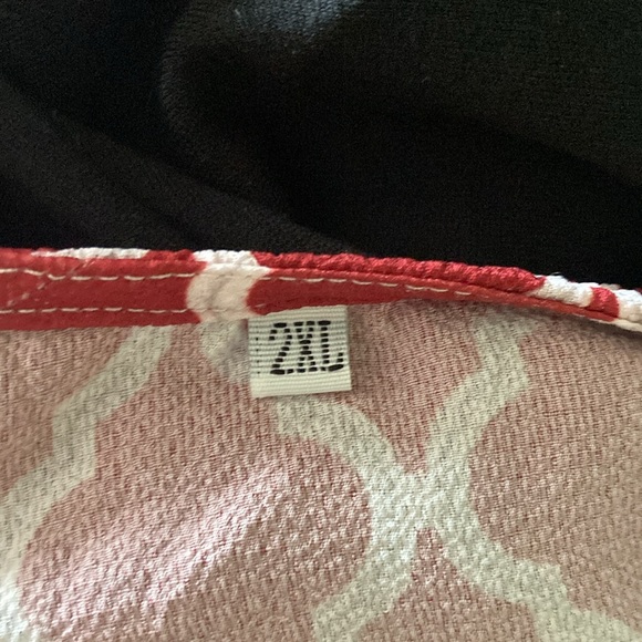 Red pattern blouse - Picture 3 of 3